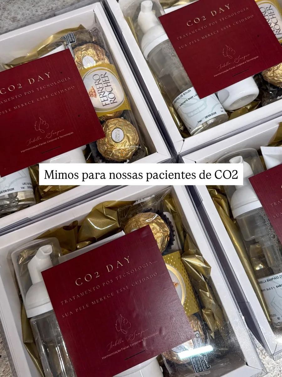 Material de atendimento de Isabella Sampaio em tons de vinho